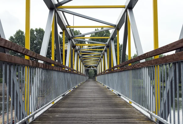 Fém híd a folyón — Stock Fotó