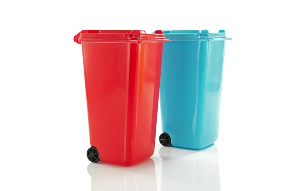 Красный и синий мусорный контейнер — стоковое фото