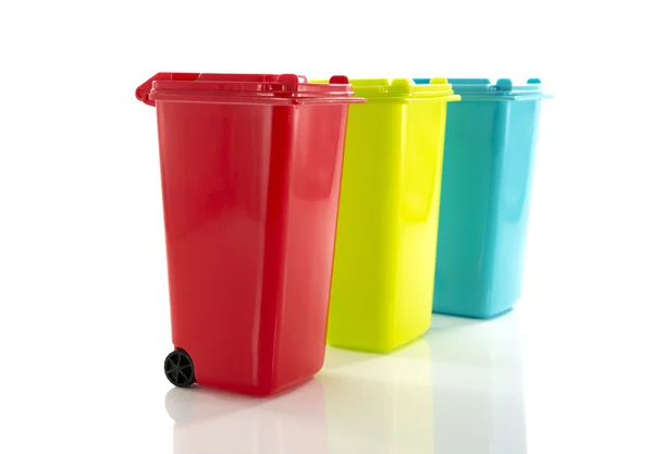 Rojo azul y amarillo cubo de basura verde — Foto de Stock