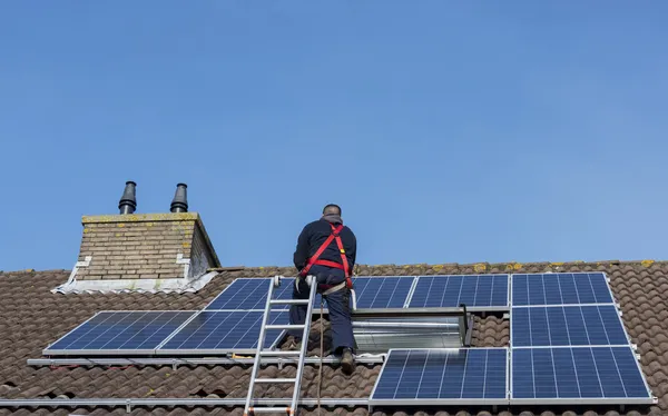 Mann baut Konstruktion mit Sonnenkollektoren — Stockfoto