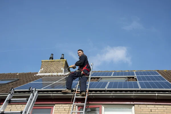 Hombre sonriente y feliz con paneles solares —  Fotos de Stock