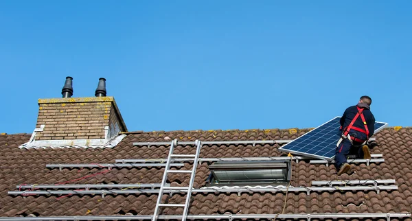 Homme mettant le panneau solaire sur le toit — Photo