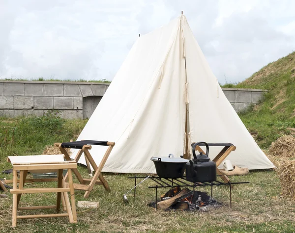 Zelten mit Zelt und Kochutensilien — Stockfoto