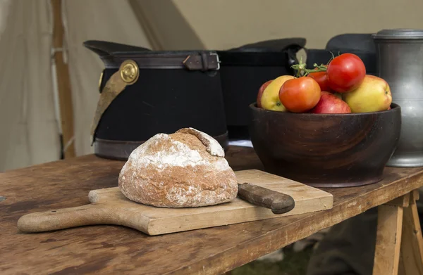 Ekmek ve arka plan üzerinde domates bıçağı — Stok fotoğraf