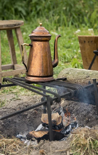 Bule de cobre na fogueira — Fotografia de Stock