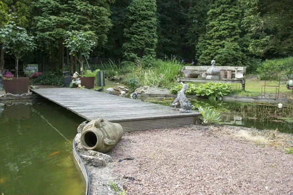 Engelse tuin met vijver — Stockfoto