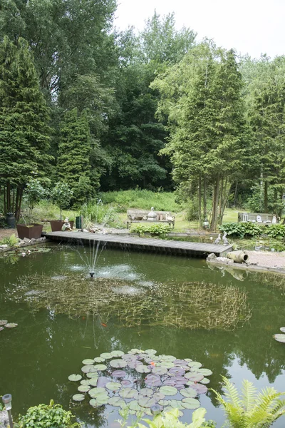 Pequeño lago en el jardín inglés — Foto de Stock