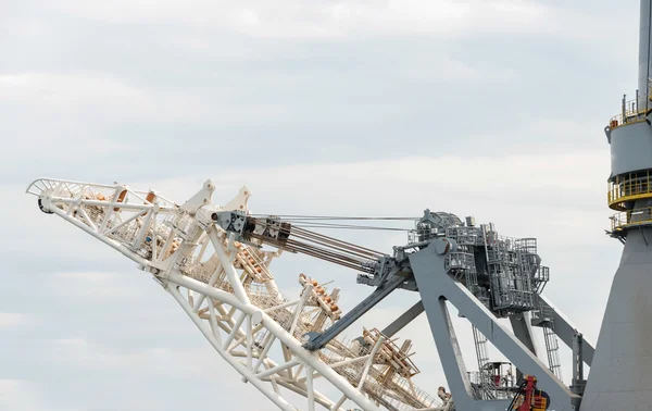 Großer Kran im holländischen Hafen — Stockfoto