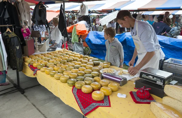 Agriculteur vendant du fromage — Photo