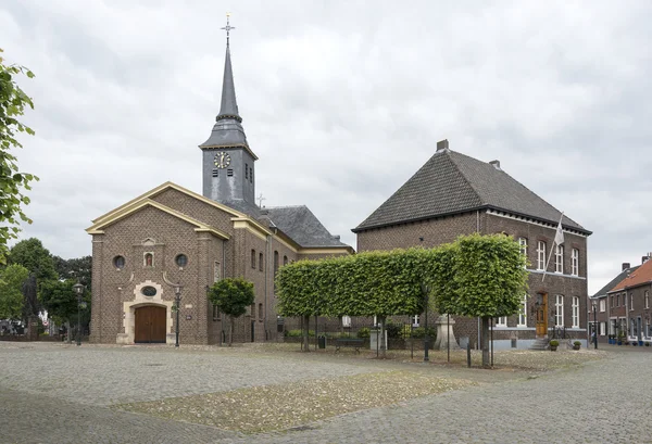 Kerk in het centrum van de oude dorp — Stockfoto