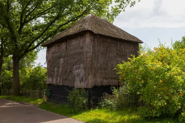 Gammal hölada i holland — Stockfoto