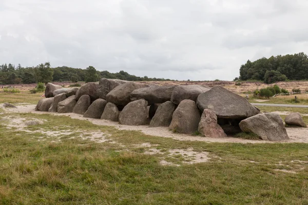 Cova de pedra velha como um dolmen grande em Drenthe Holland — Fotografia de Stock