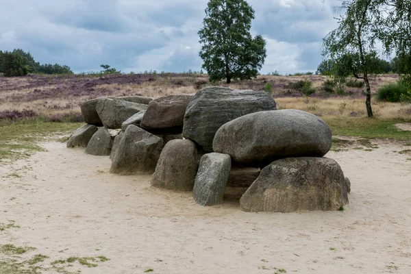 Cova de pedra velha como um dolmen grande em Drenthe Holland — Fotografia de Stock