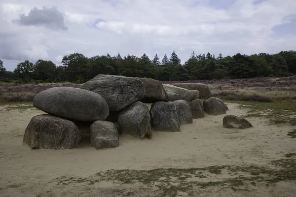 Cova de pedra velha como um dolmen grande em Drenthe Holland — Fotografia de Stock