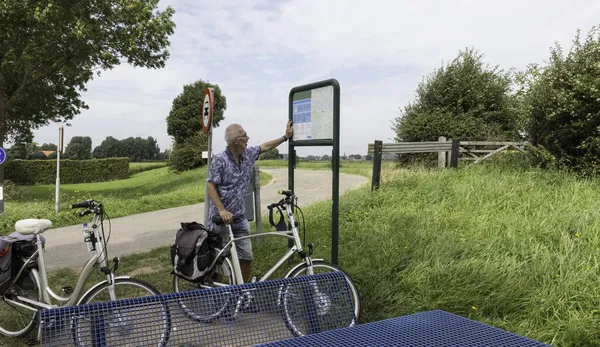 Homem procurando a rota da bicicleta — Fotografia de Stock