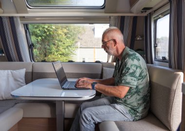 Bir karavanın içinde ev formundan çalışıyor.