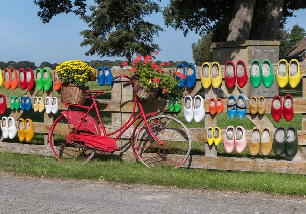 Baskets with flowers and wooden shoes in holland — Stock Photo, Image