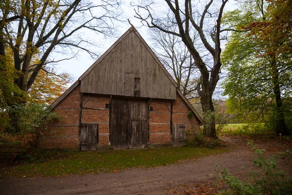 Oude boerderij in een herfstbos in Holland — Stockfoto