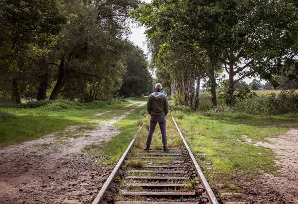 Hombre adulto en la vía férrea — Foto de Stock