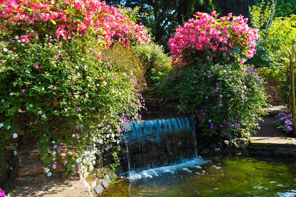 Flores Cascada Hermoso Jardín Inglés Con Cielo Azul Parque Holanda —  Fotos de Stock