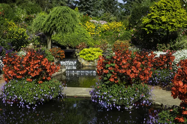 Flores Cascada Hermoso Jardín Inglés Con Cielo Azul Parque Holanda —  Fotos de Stock