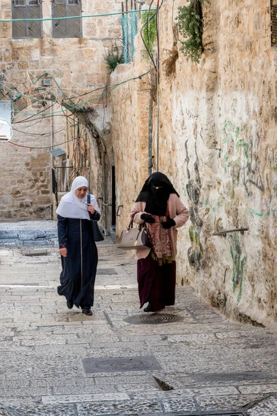 Duas mulheres andando nas ruas de Jerusalém — Fotografia de Stock