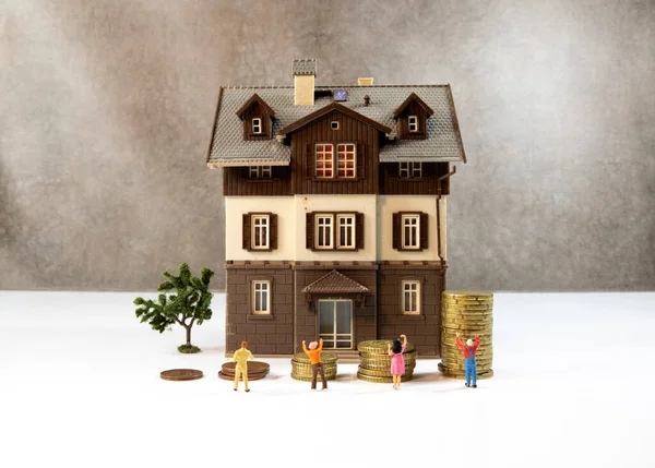 Ev fiyatlarının artmaya devam ettiğini göstermek için para yığınları