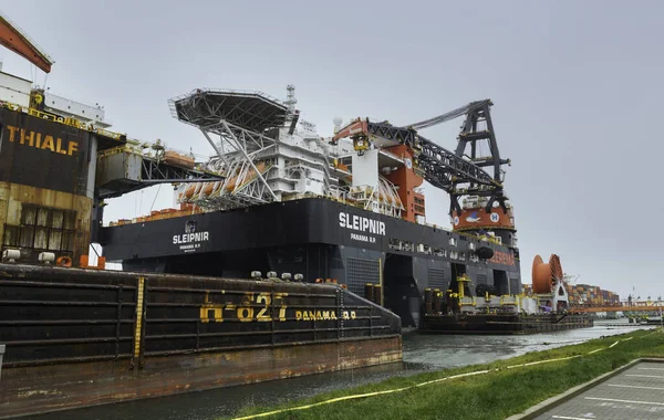 The two biggest crane vessels in the world in rotterdam — Stock Photo, Image