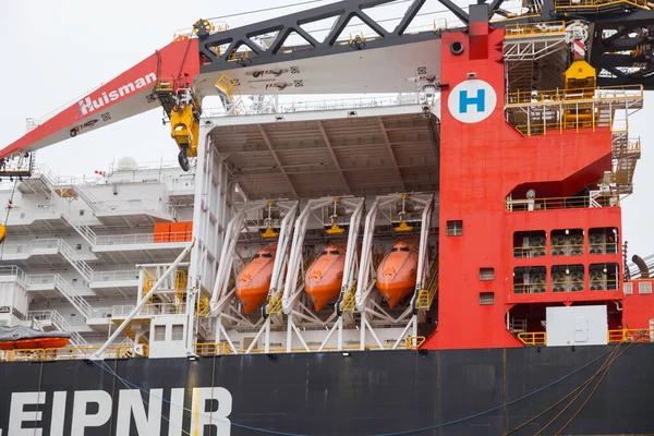 Botes salva-vidas de um dos maiores navios guindastes do mundo — Fotografia de Stock