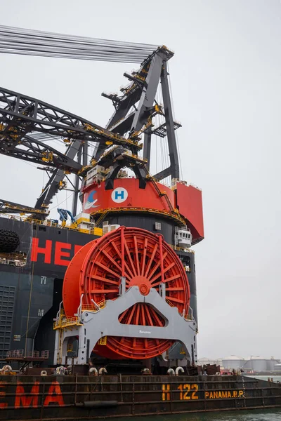 Crane of one of the biggest crane vessels in the world in rotterdam — Zdjęcie stockowe