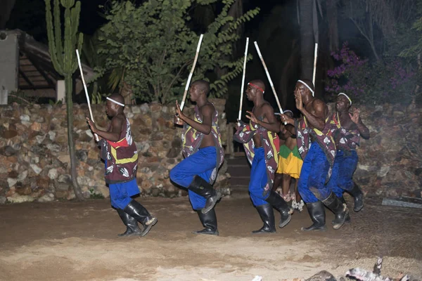 Afrikai zene en dance a turisták számára egy kunyhóban Hoedspruit — Stock Fotó
