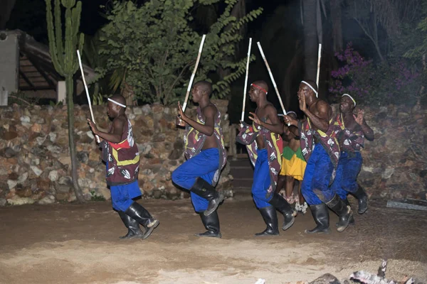 Afrikansk musik en dans för turister i en lodge i hoedspruit — Stockfoto