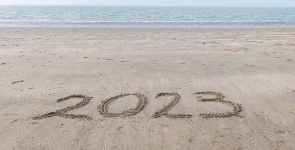 El texto 2023 escrito en la arena en la playa — Foto de Stock