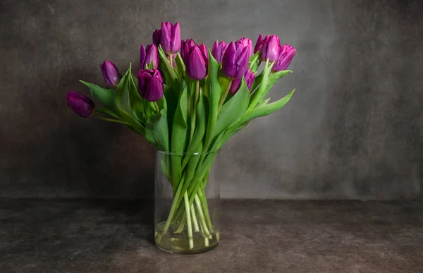 Un bouquet de tulipes hollandaises violettes dans un vase — Photo