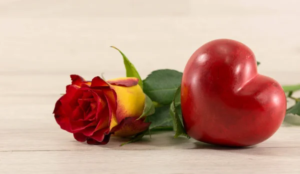 San Valentino rosso a forma di cuore e rosa — Foto Stock