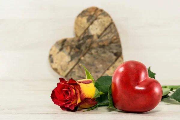 Sevgililer kırmızı kalp şekli ve gül — Stok fotoğraf