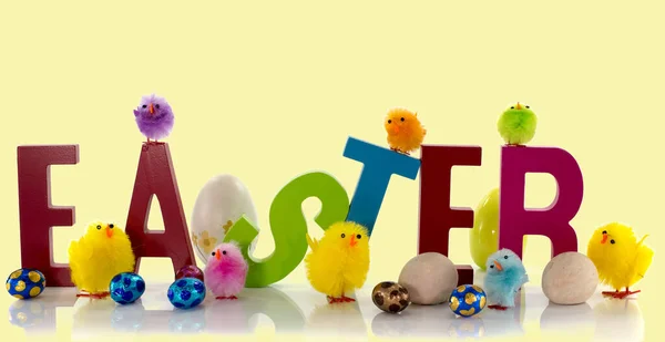 Velikonoční vajíčka a kuřata jako dekorace na Velikonoce — Stock fotografie