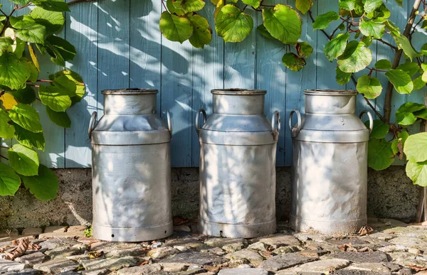 Tři kostely na farmě s dřevěným pozadím — Stock fotografie