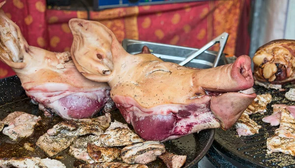 Cerdos muertos cabeza en el mercado para la venta — Foto de Stock