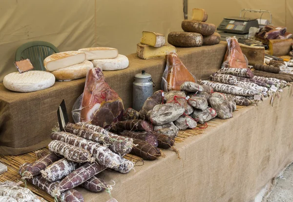 Viande et fromage sur le marché belge — Photo