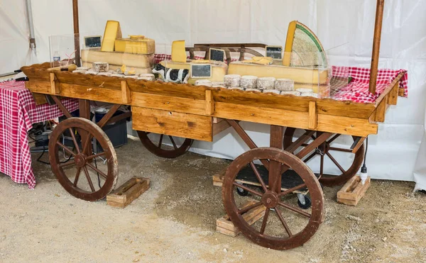 Cheese car on the market — Stock Photo, Image