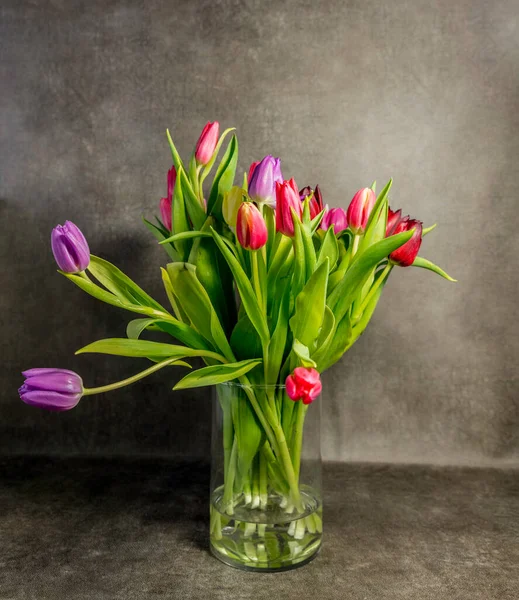 Vaso di vetro con vita stil di tulipani — Foto Stock