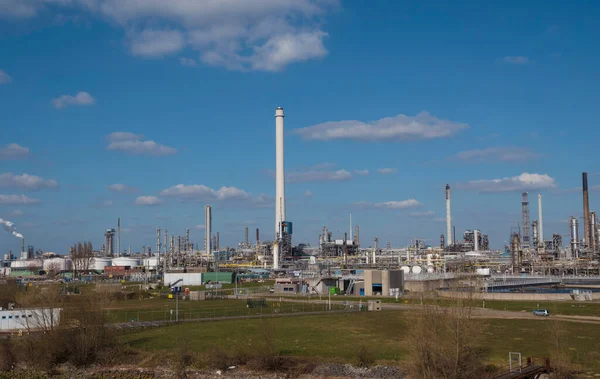 Hollanda 'da Rotterdam yakınlarında kabuk rafinerisi Pernis — Stok fotoğraf