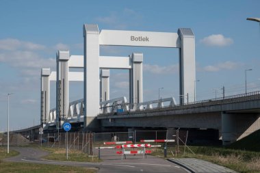 Botlekbrug, Hollanda 'da bir köprü açılıştan bu yana bir sürü sorunla dolu.