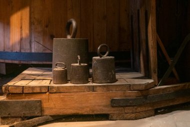 Antika ahşap bir terazide eski metal ağırlıklar