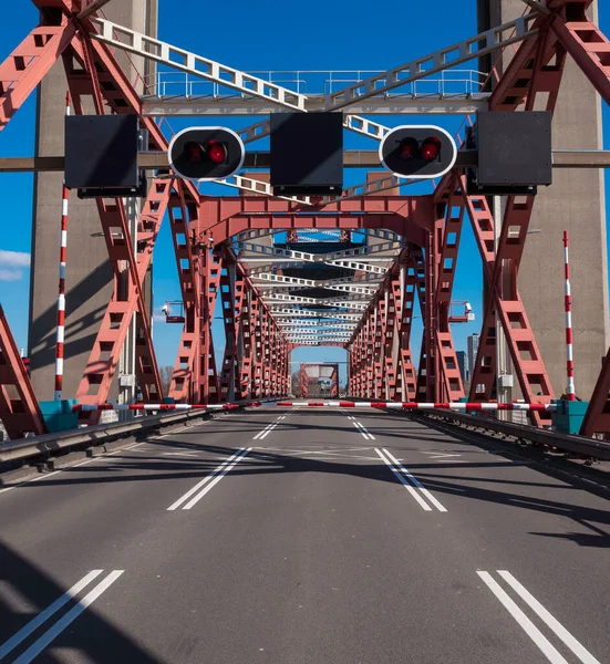 The spijkenisserbrug barriers are closed so no traffic can cross — Stock Photo, Image