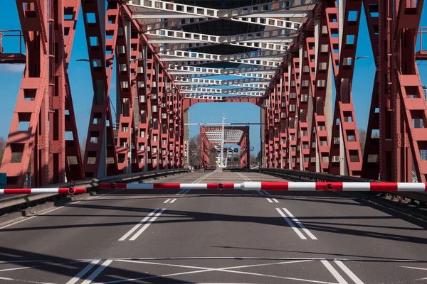 Le barriere spijkenisserbrug sono chiuse in modo che nessun traffico possa attraversare — Foto Stock