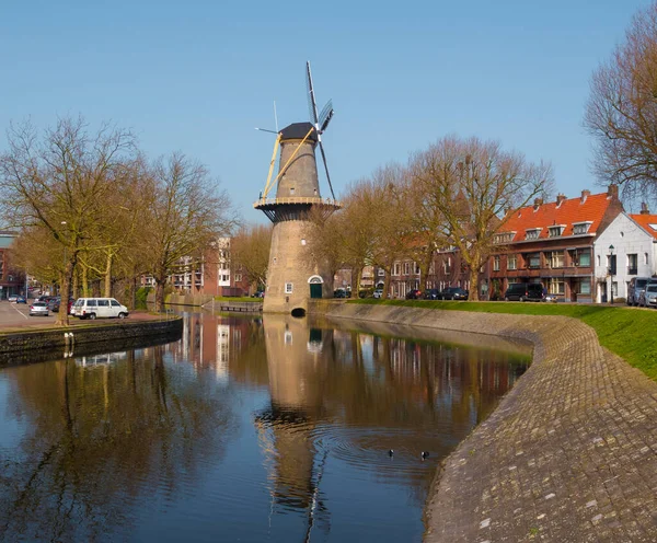 네덜란드 의시에 담에 있는 풍차, 앞쪽에 강 이 있다 — 스톡 사진