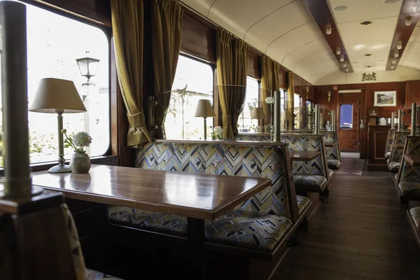 The interior of an old train with benches, tables and table lamps — Stock Photo, Image