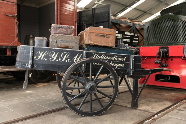 Old wooden car used to transport postal parcels at the train station — Stock Photo, Image